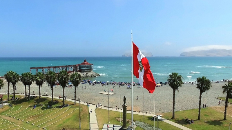 Bandera peruana en La Punta